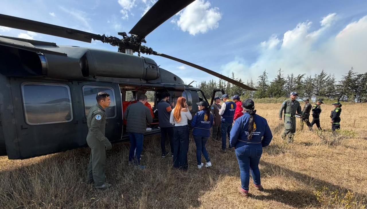 Personal de la UNGRD atendiendo el incendio en Villa de Leyva