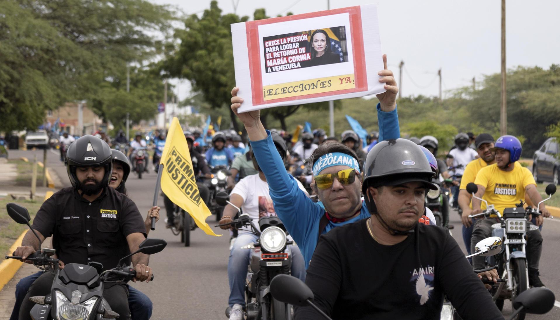 Personas participan en una caravana en apoyo a la líder y premio nobel de la paz 2025, María Corina Machado.