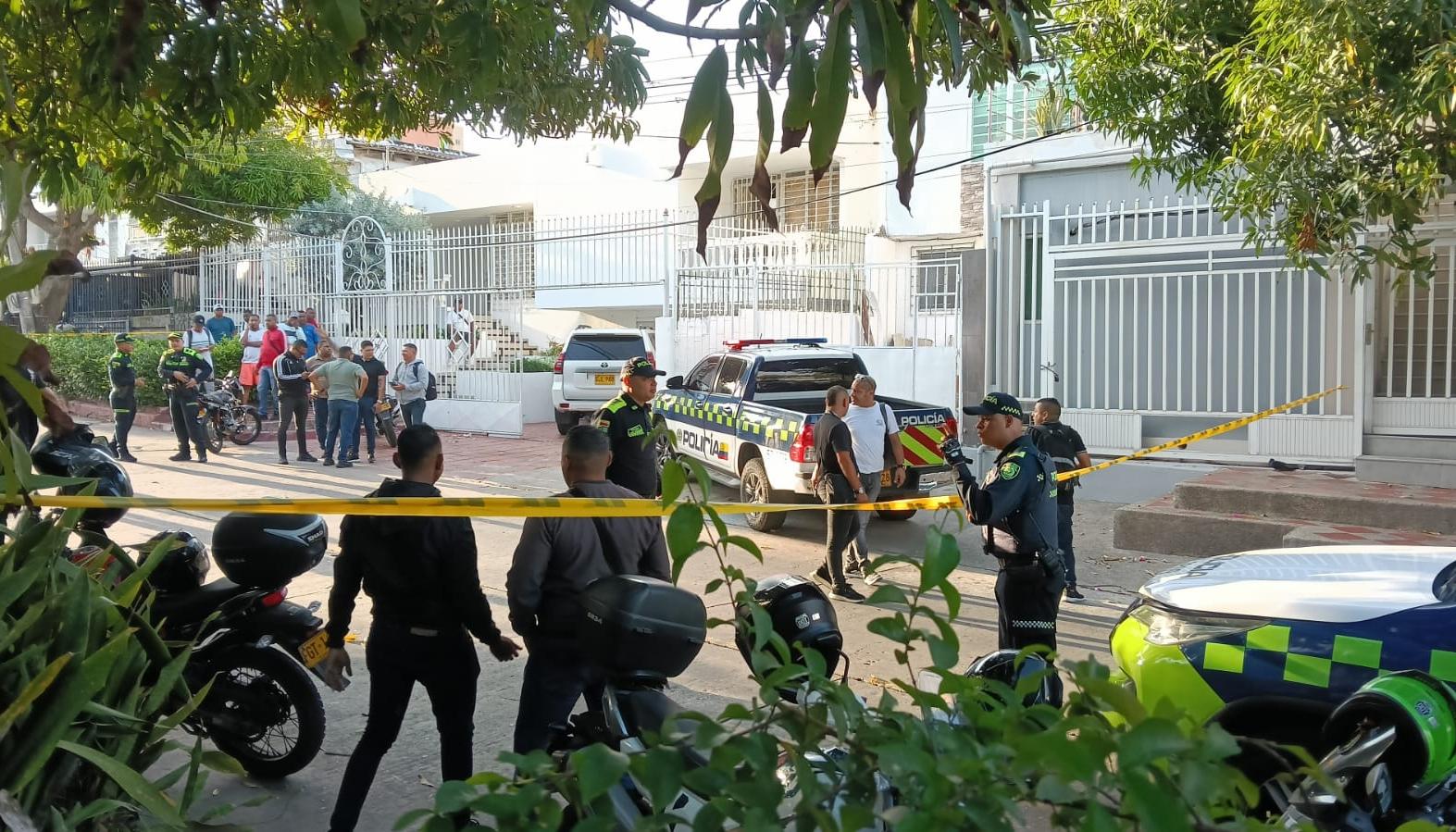 La Policía acordonó el área donde se presentó el hecho criminal. 