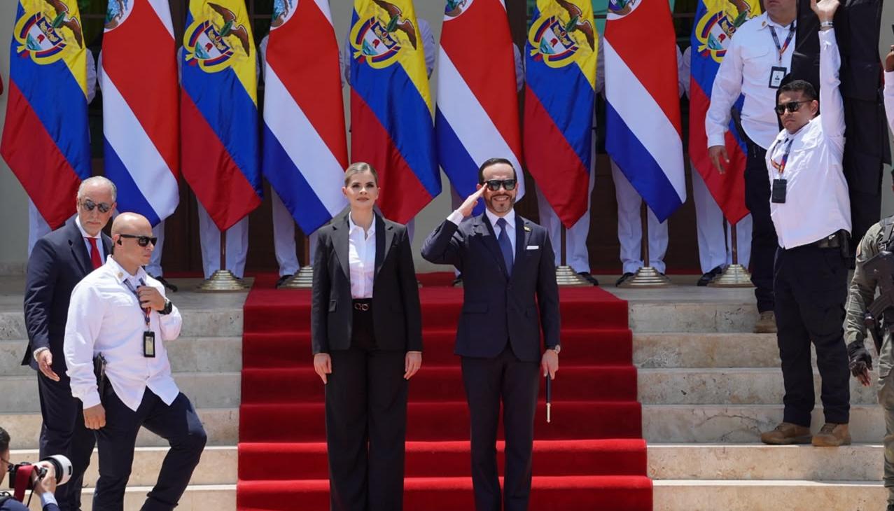 La presidenta de Costa Rica, Laura Fernández; y el mandatario de los colombianos, Abelardo De La Espriella. 