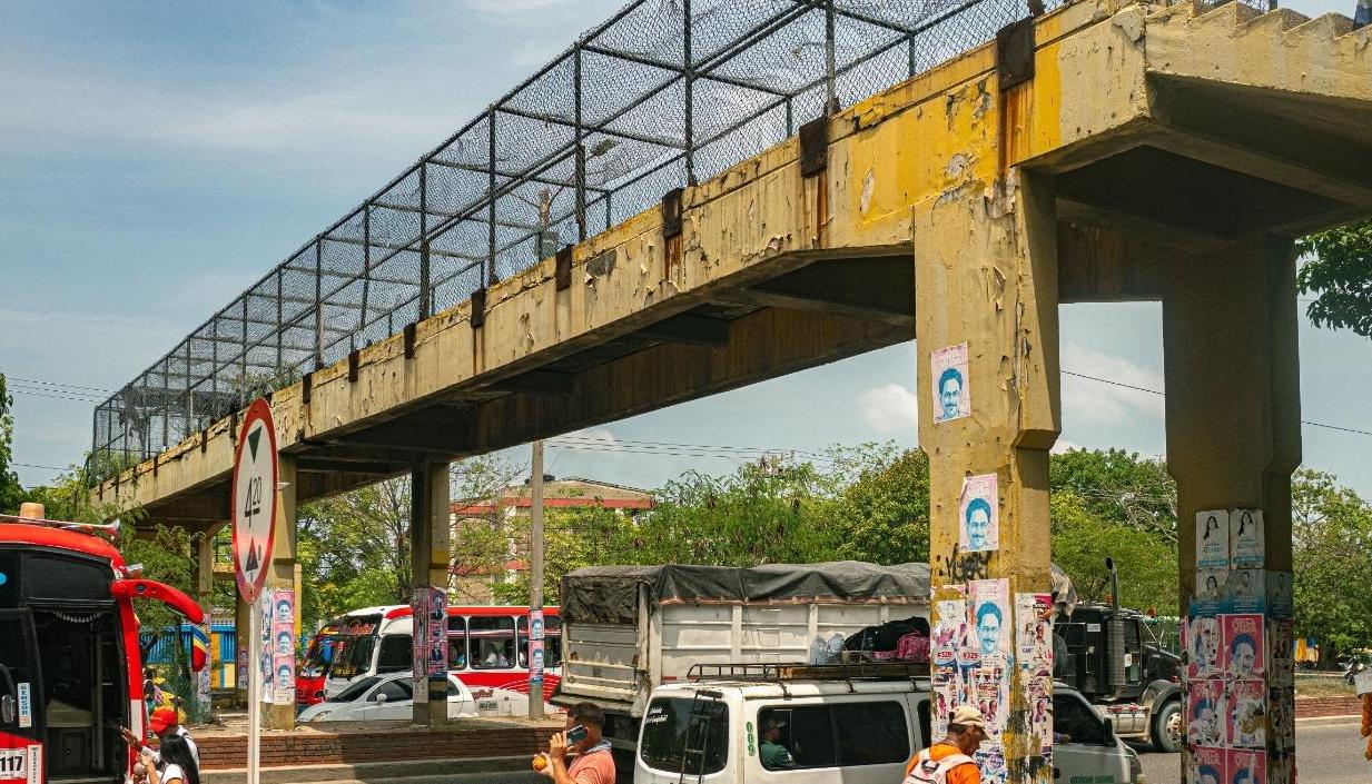 Puente peatonal del colegio Inem.