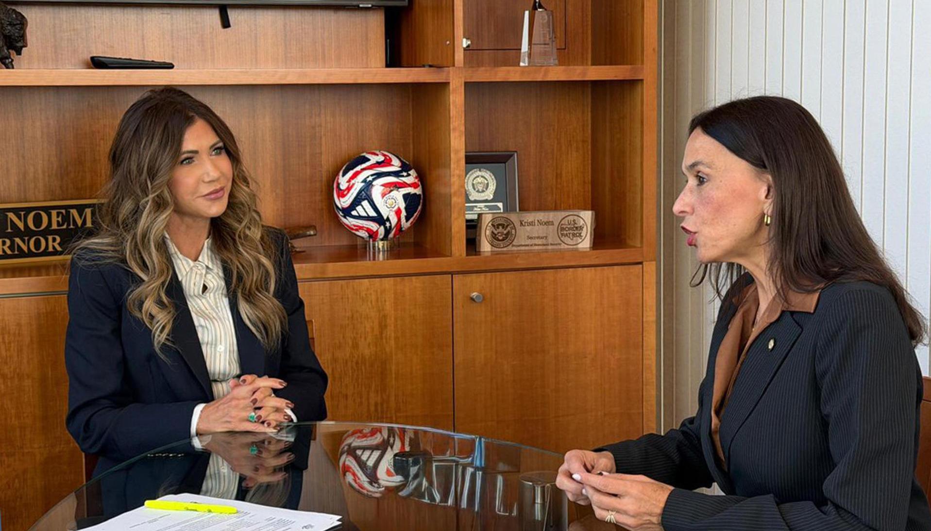 La nueva embajadora de Colombia en EE.UU., María Consuelo Araújo; reunida con la enviada especial para el Escudo de las Américas, Kristi Noem.
