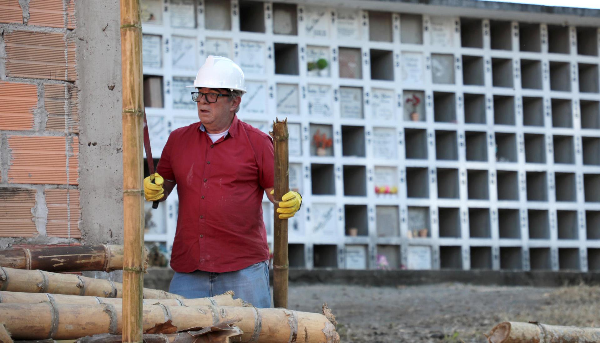 Rodrigo Londoño trabajando en un cementerio en Huila.