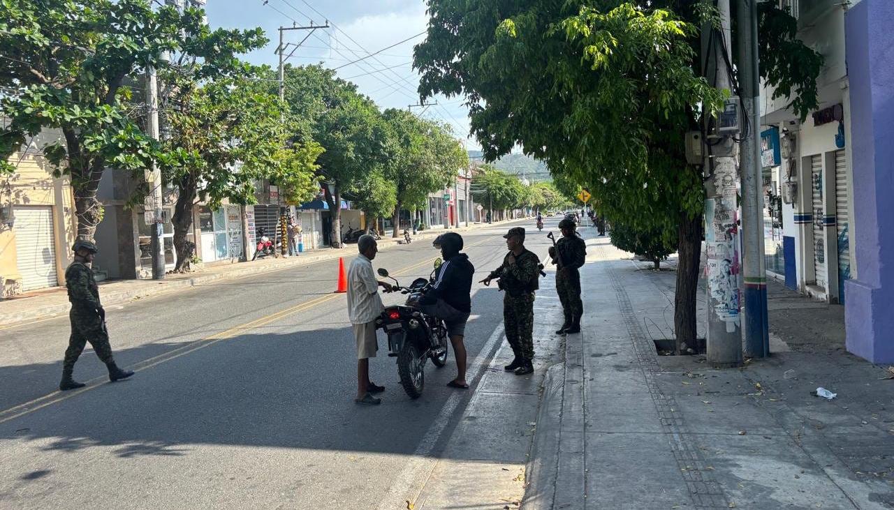 Tropas del Ejército en pleno casco urbano de Santa Marta este martes. 