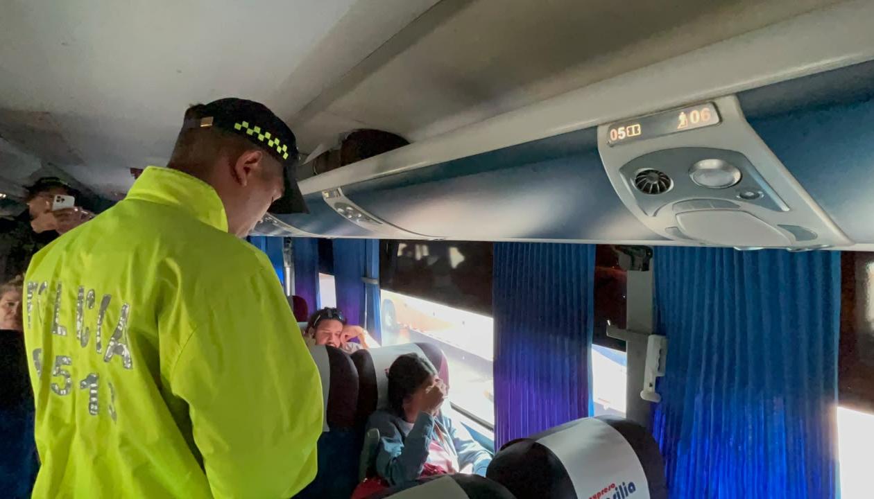 La Policía realizando operativos de control al interior de los buses interdepartamentales. 
