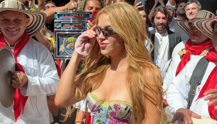 Shakira fue recibida en Madrid por una delegación de artistas del Carnaval de Barranquilla.