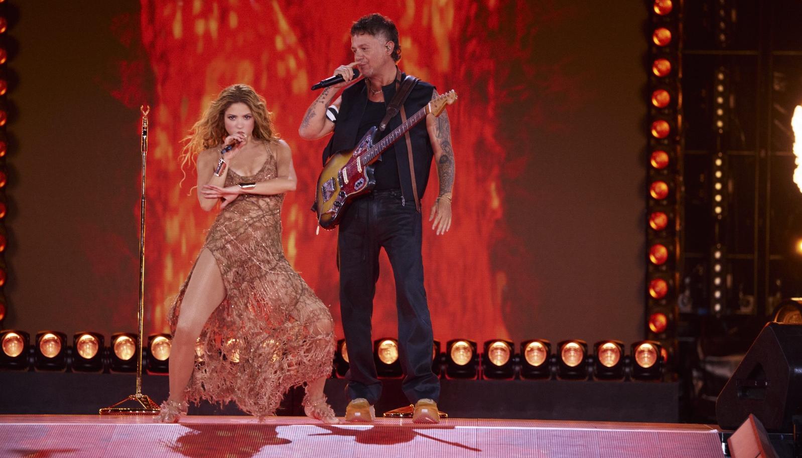 Shakira y Alejandro Sanz interpretando su éxito 'La tortura'. 