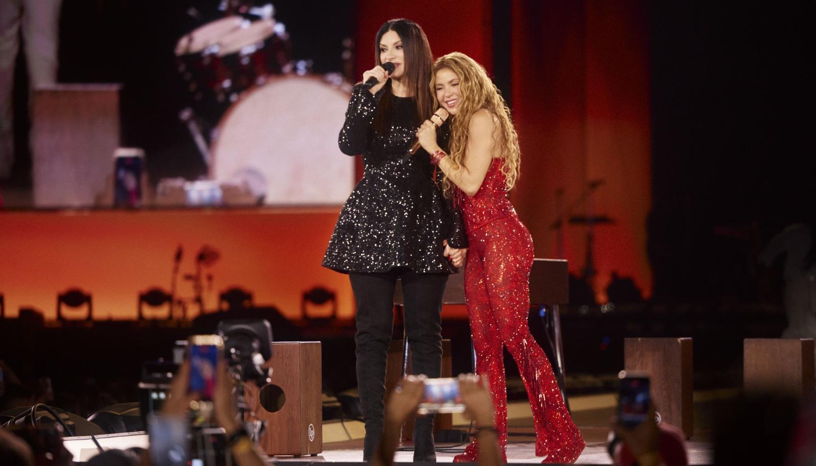 Shakira y Laura Pausini luego de interpretar 'Antología' en su residencia en Madrid.