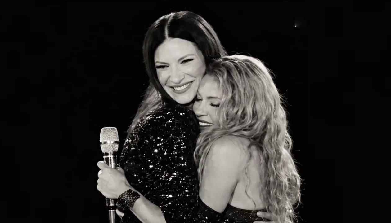Shakira y Laura Pausini luego de interpretar 'Antología' en su residencia en Madrid.