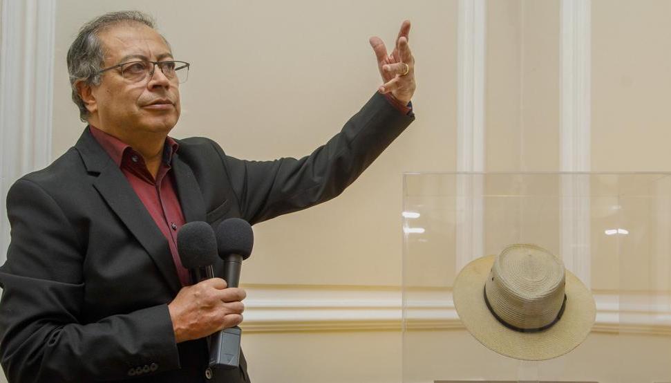 El entonces Presidente Gustavo Petro con el sombrero de Carlos Pizarro. 