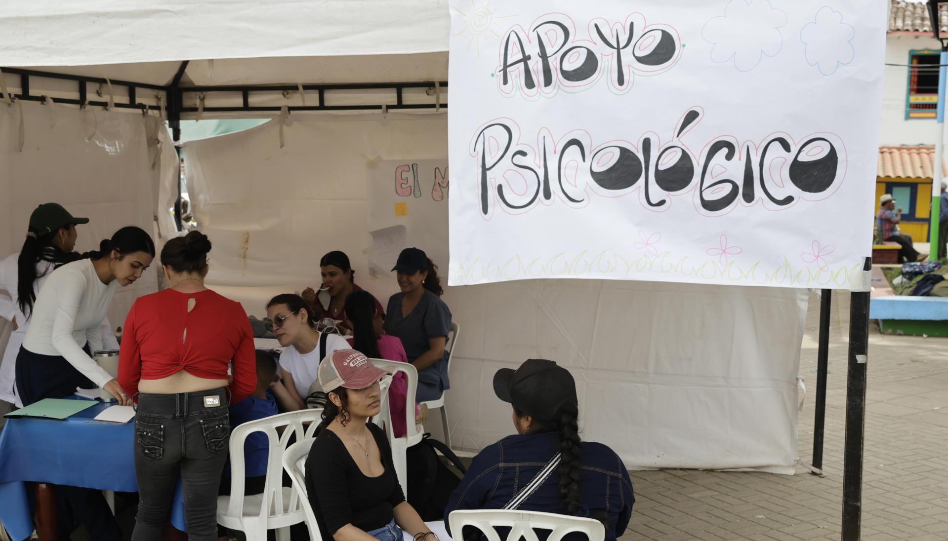 Un grupo de damnificados recibiendo apoyo psicológico tras el terremoto.