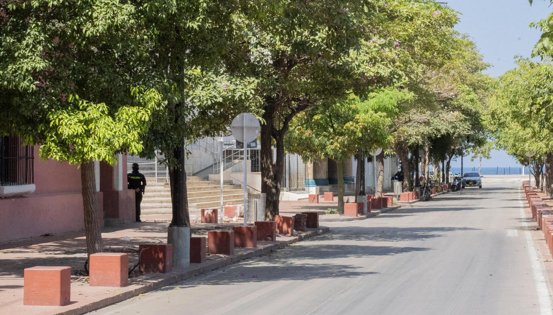 Una calle desolada tras la violencia desatada por las ACSN