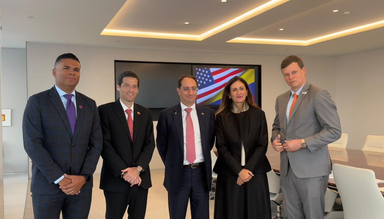 Vicepresidente y MinComercio de Colombia junto a directivos de PepsiCo.