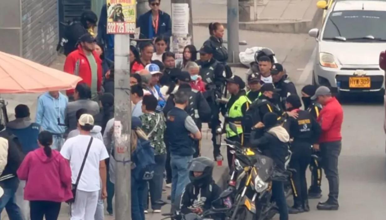El vigilante fue auxiliado por compañeros y llevado a una clínica, donde se confirmó su muerte. 
