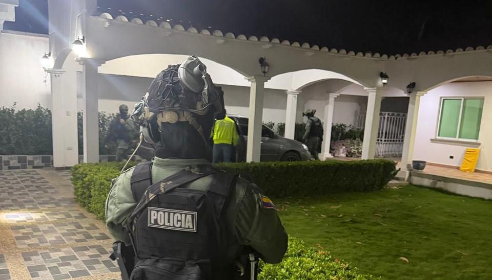 La Policía en la vivienda donde fue abatido alias 'Bendito Menor'. 