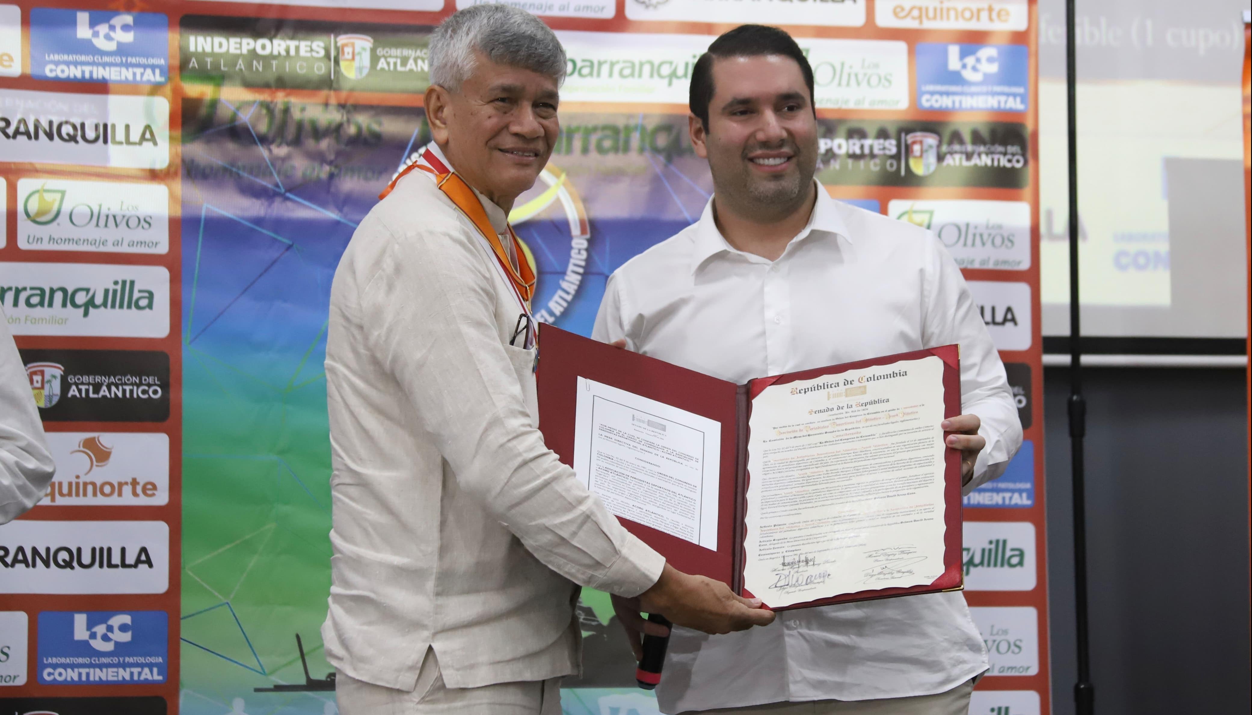 Estewil Quesada, presidente de Acord Atlántico, recibió el reconocimiento del Senado de la República a la agremiación.