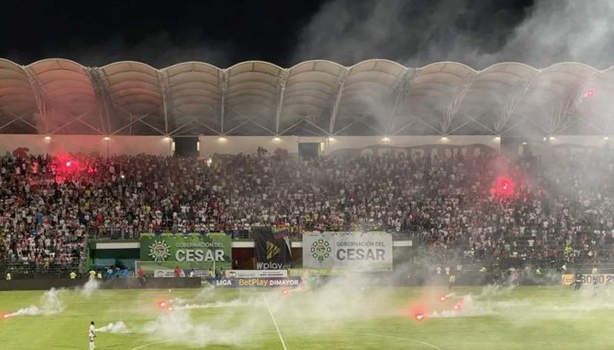 El enfrentamiento de aficionados del Junior y el Esmad ocasionó la suspensión temporal del partido contra Alianza Valledupar,