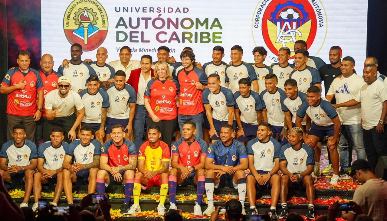 El plantel de jugadores de Uniautónoma FC con la rectora Silvia Gette Ponce.