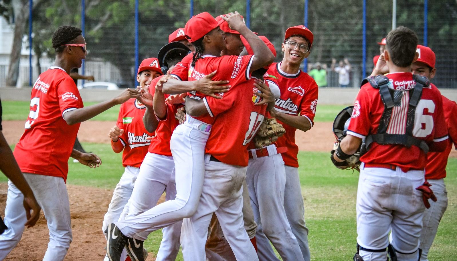 Los peloteros de Atlántico celebran su paso a la final tras derrotar a Córdoba. 