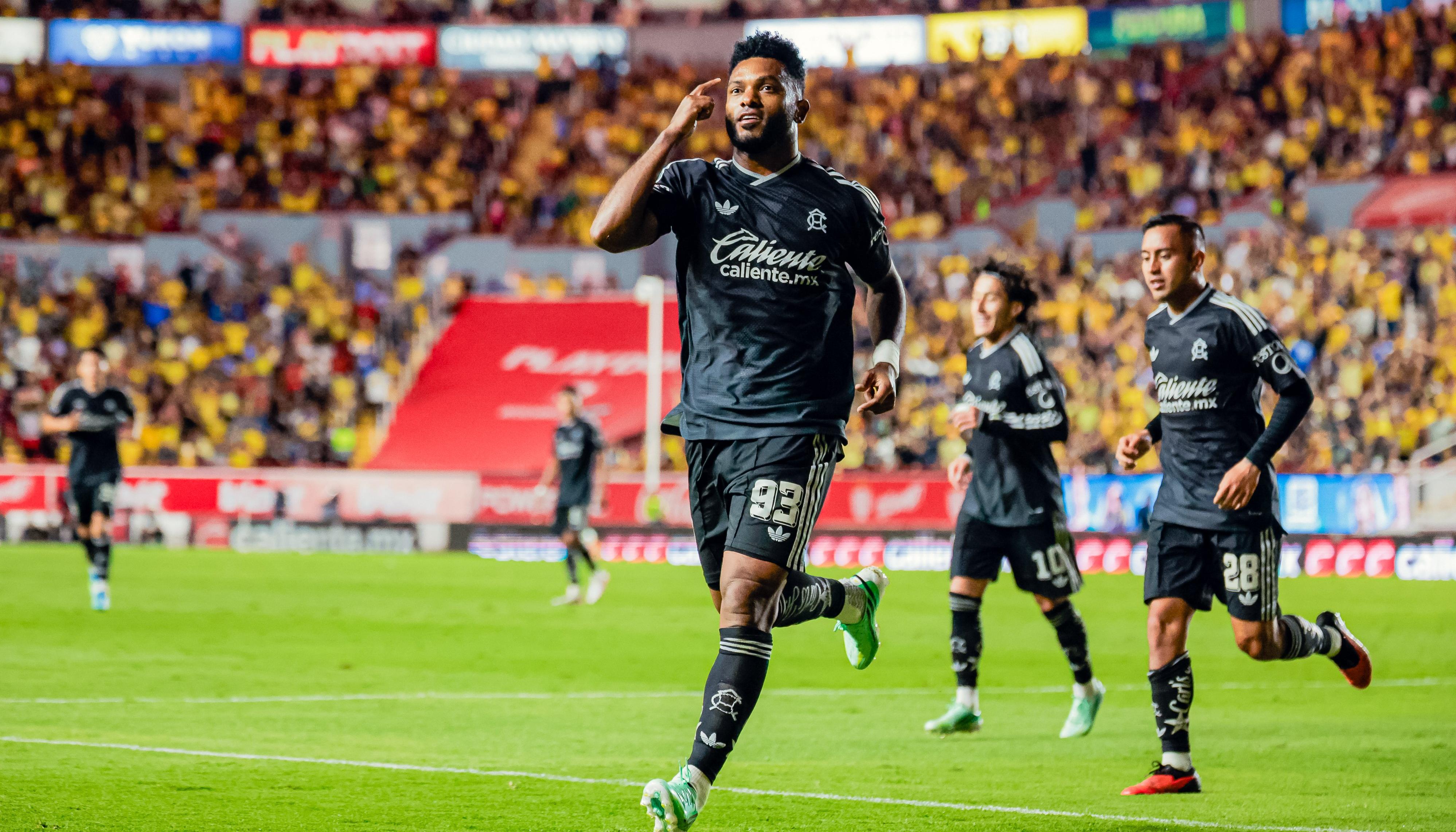 Miguel Borja celebra su gol contra el Necaxa.