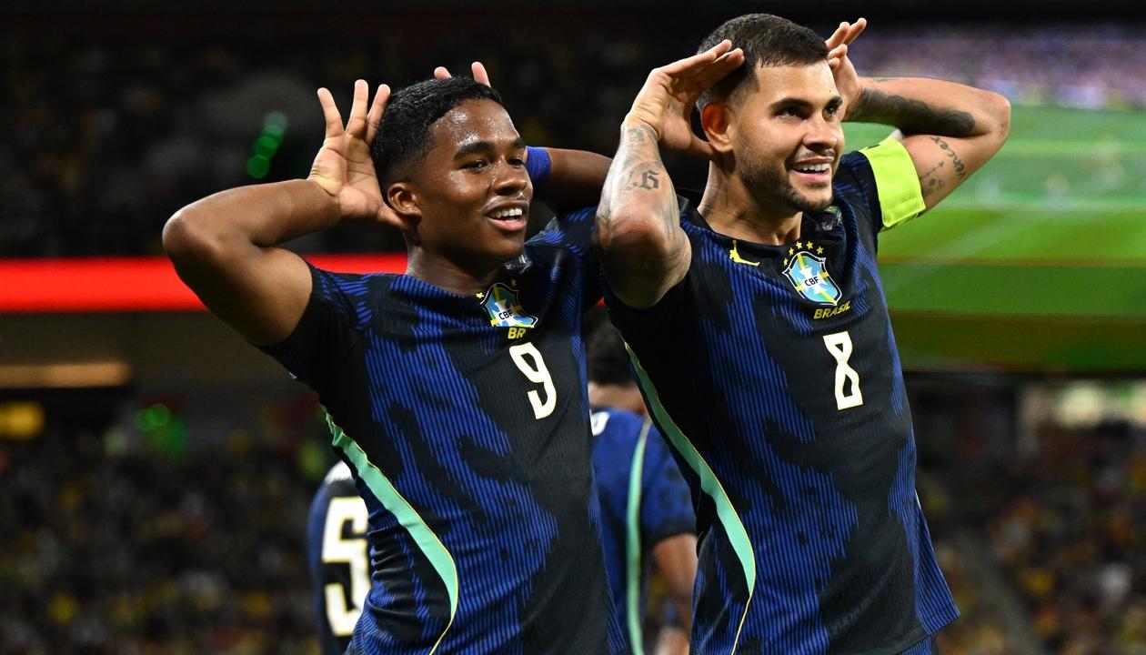 Bruno Guimaraes (8) celebra su gol con su compañero Endrick.