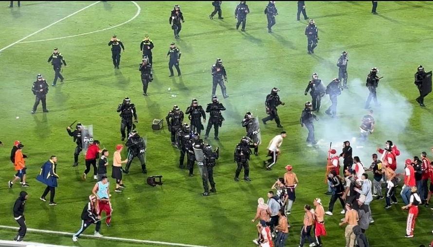 Invasión de hinchas de Santa Fe y América a la cancha de El Campín.