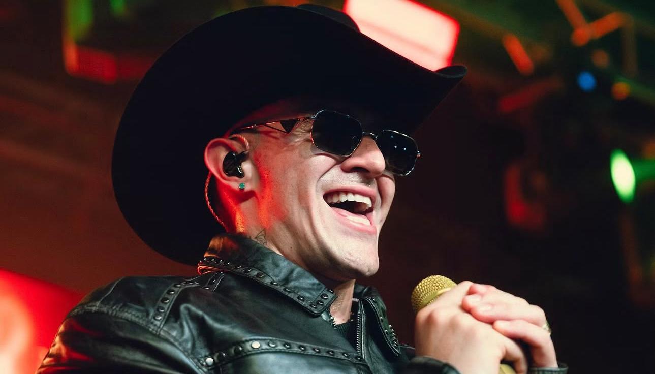 Cantante de música popular Luis Alfonso.