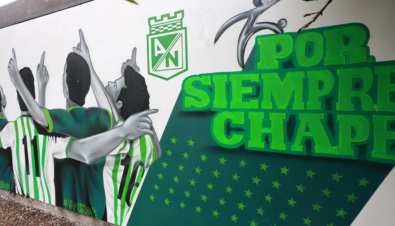 El mural en homenaje al Chapecoense en la sede deportiva de Nacional, en Guarne.