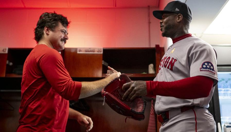 Aroldis Chapman (derecha) se saluda con Payton Tolle, lanzador ganador del juego.