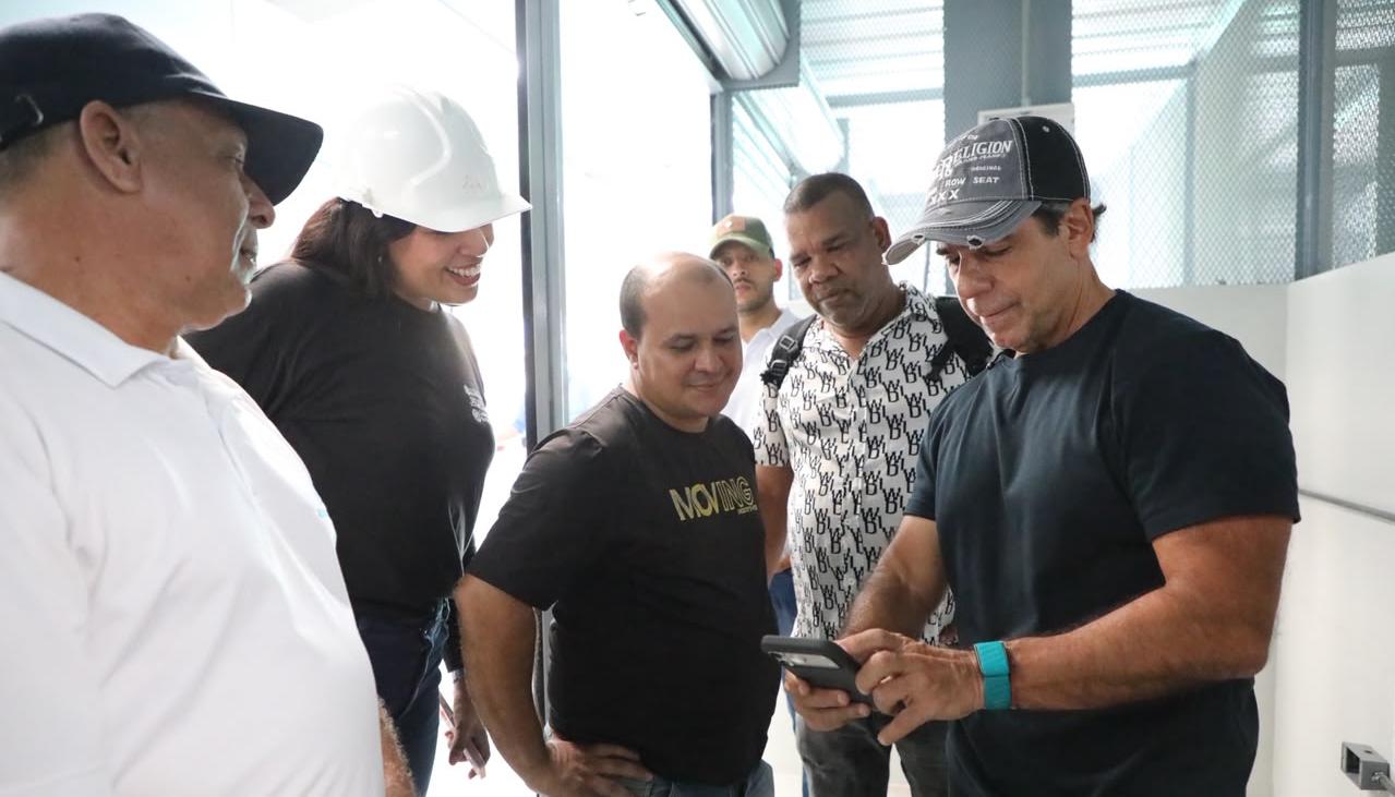 Alcalde Alejandro Char durante su visita a las obras del mercado Playón. 