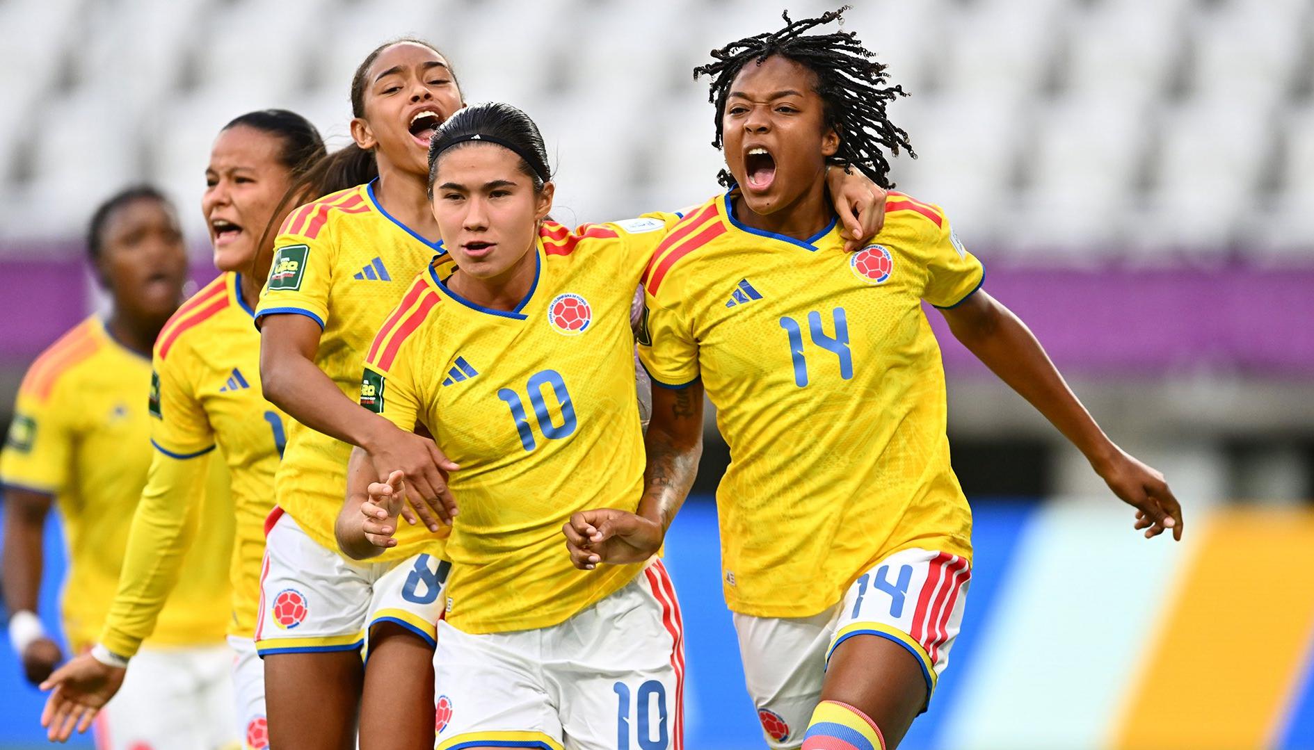 Mariana Silva (10) y María Viáfara (14) celebran uno de los goles de Colombia. 