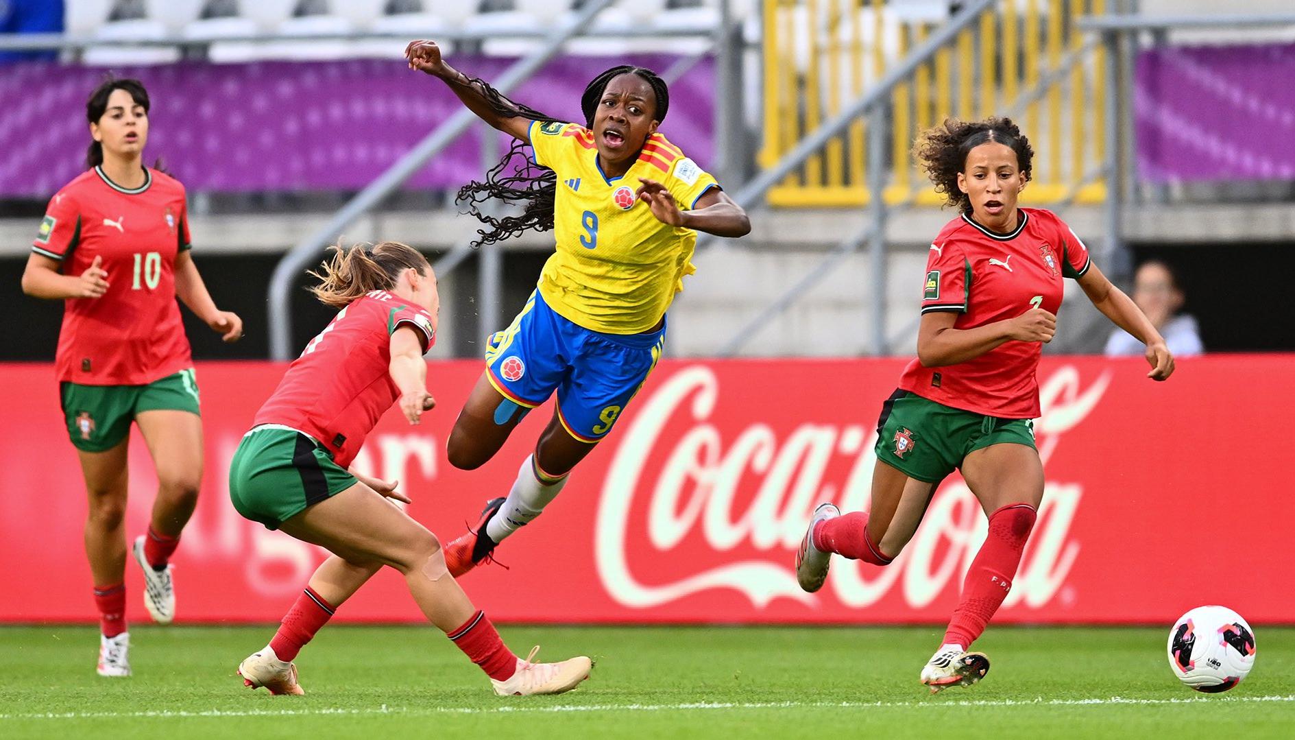 Valerin Loboa, de Colombia, durante el partido contra Portugal. 