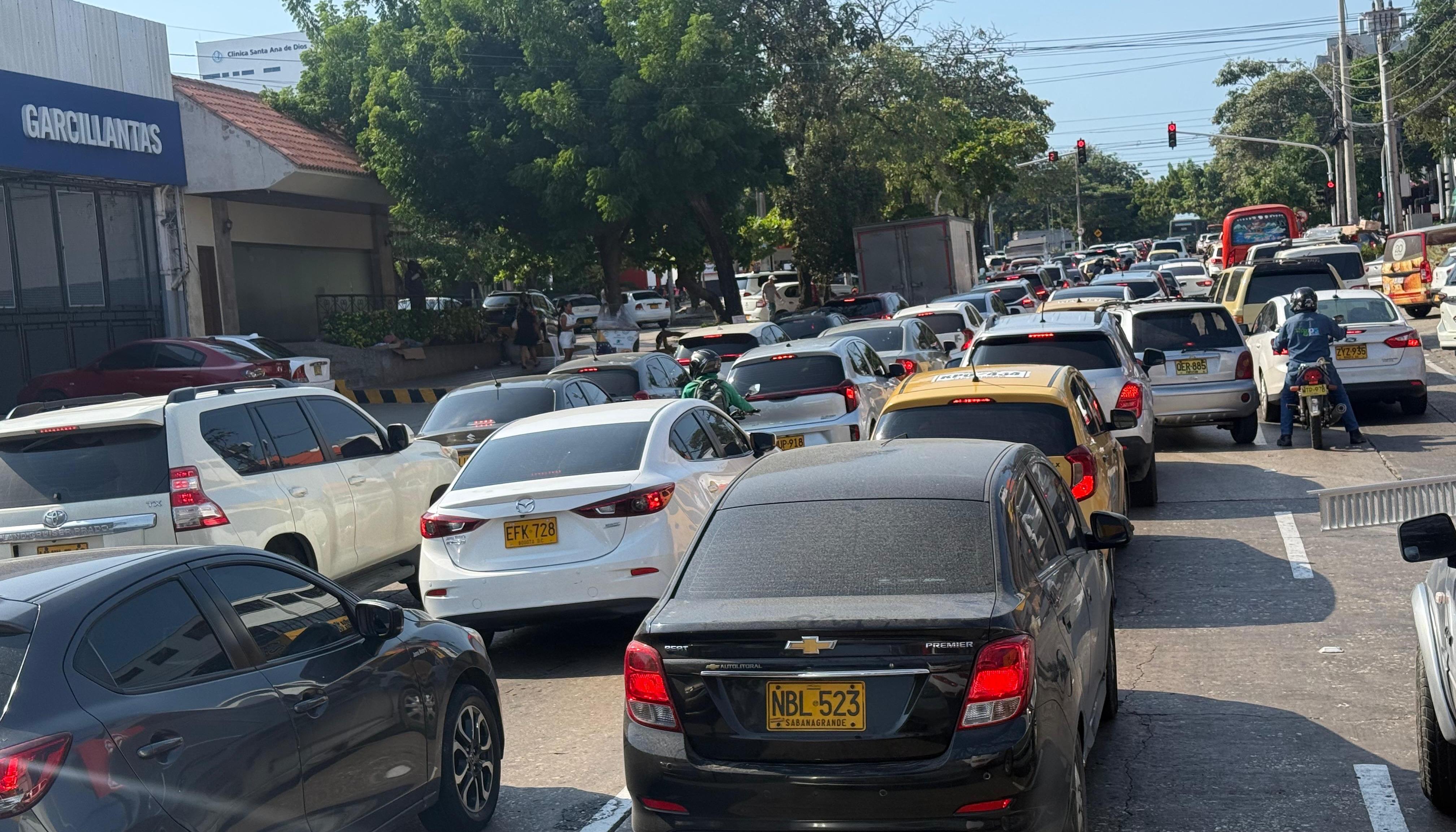 Congestión vehicular en la carrera 43 con 68, en Barranquilla. 