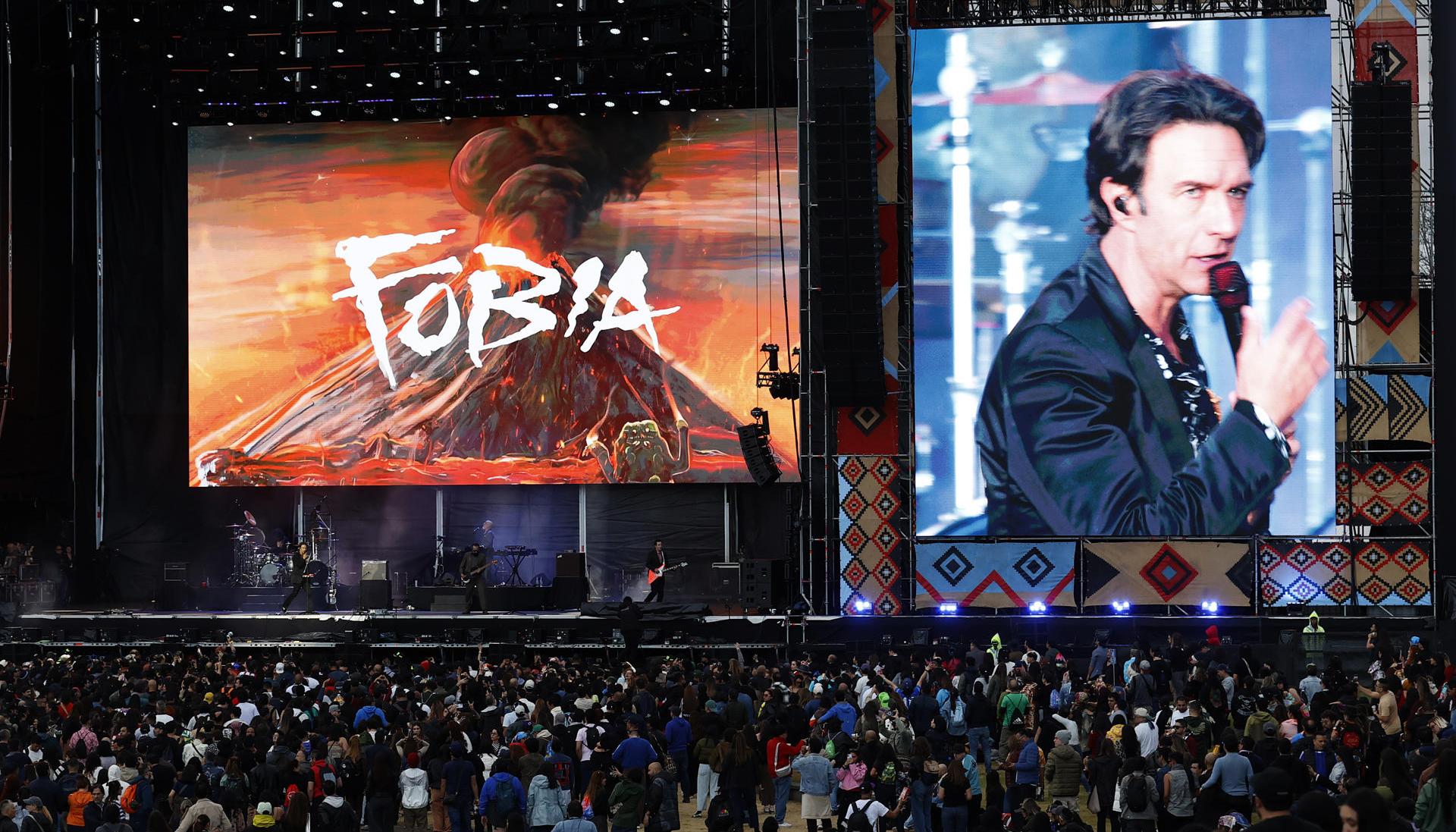 Leonardo de Lozanne, vocalista de la banda mexicana Fobia, durante su presentación en el Festival de la Cordillera. 