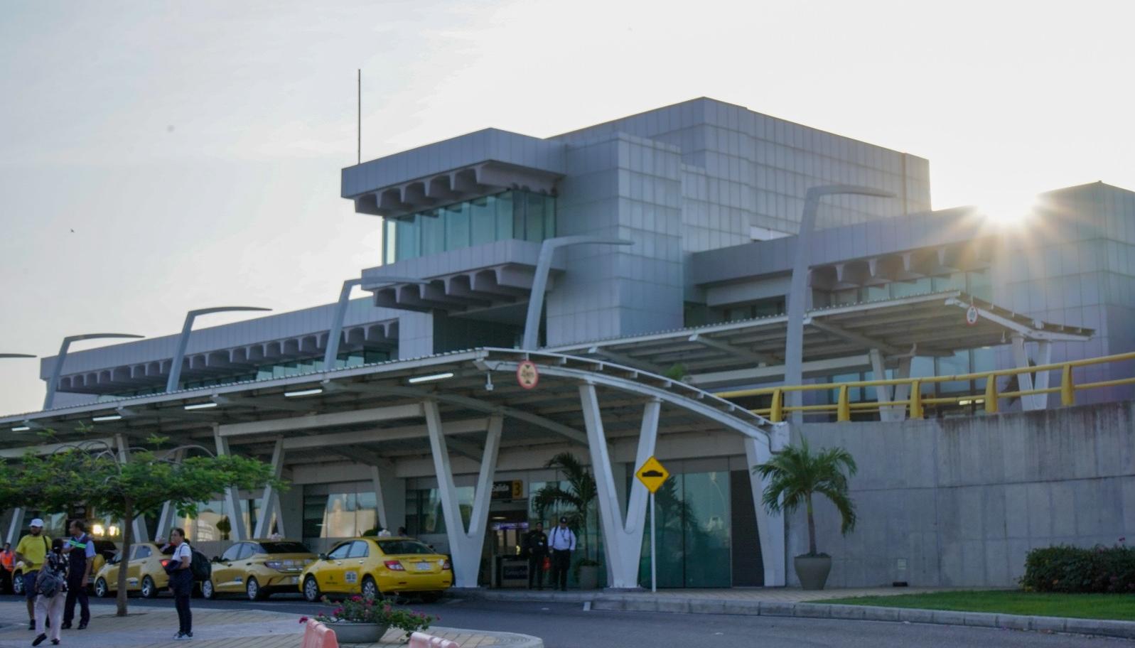 Fachada del Aeropuerto Internacional Ernesto Cortissoz de Barranquilla.