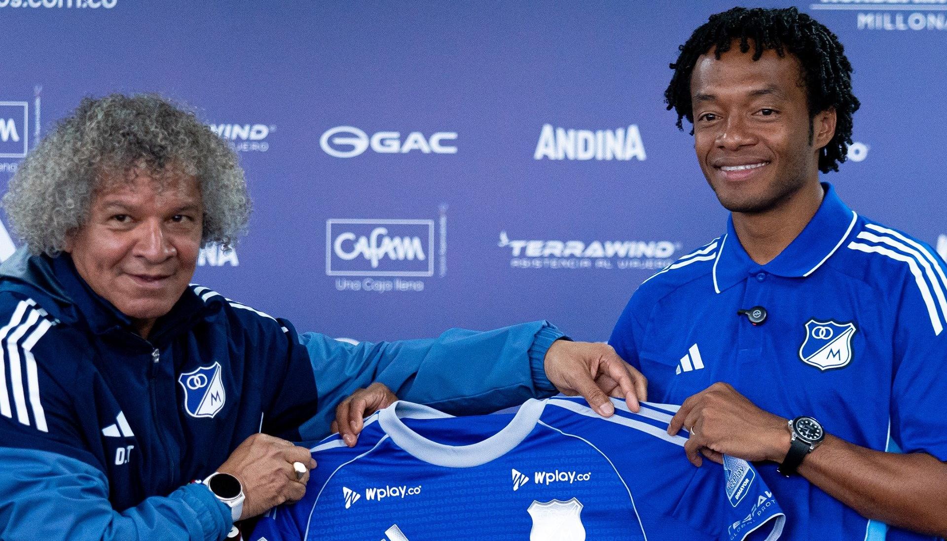 Juan Guillermo Cuadrado, nuevo jugador de Millonarios, con el técnico Alberto Gamero.