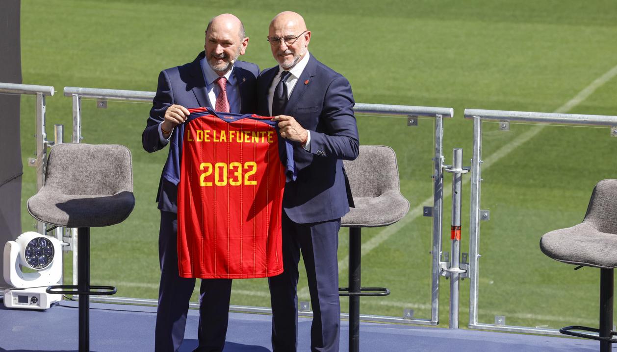 Luis De la Fuente con Rafael Louzán, presidente de la RFEF.