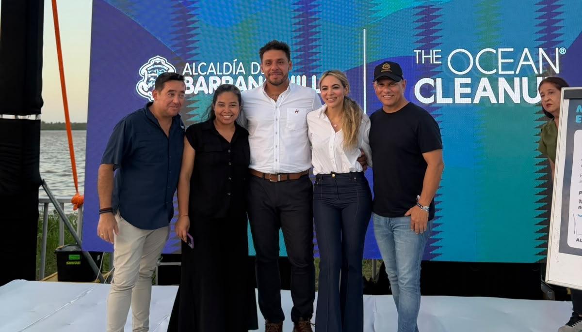 La gerente de ciudad, Ana María Aljure en el convenio con The Ocean Cleanup.