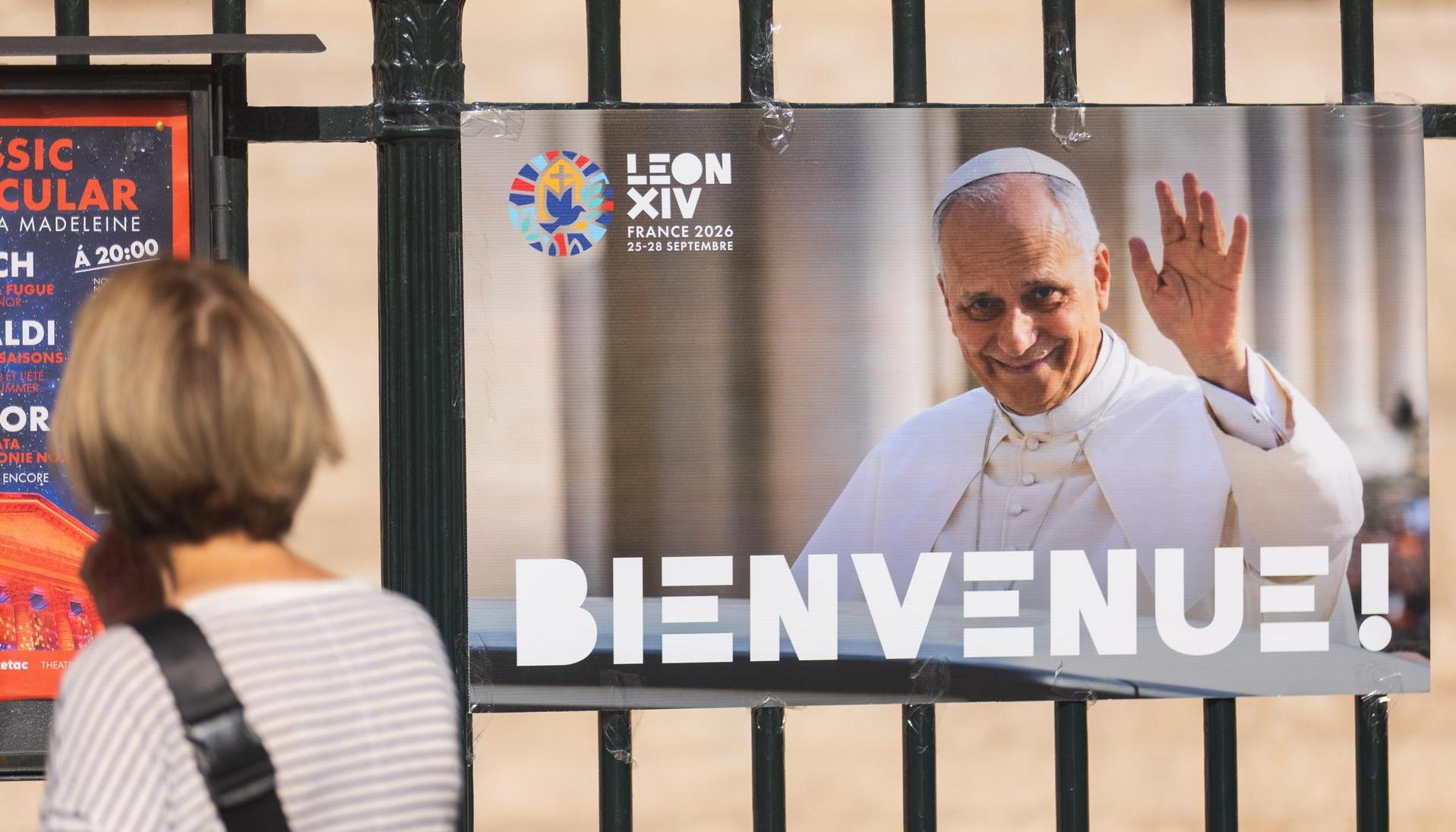 Retratos impresos del Papa León XIV en la iglesia La Madeleine.