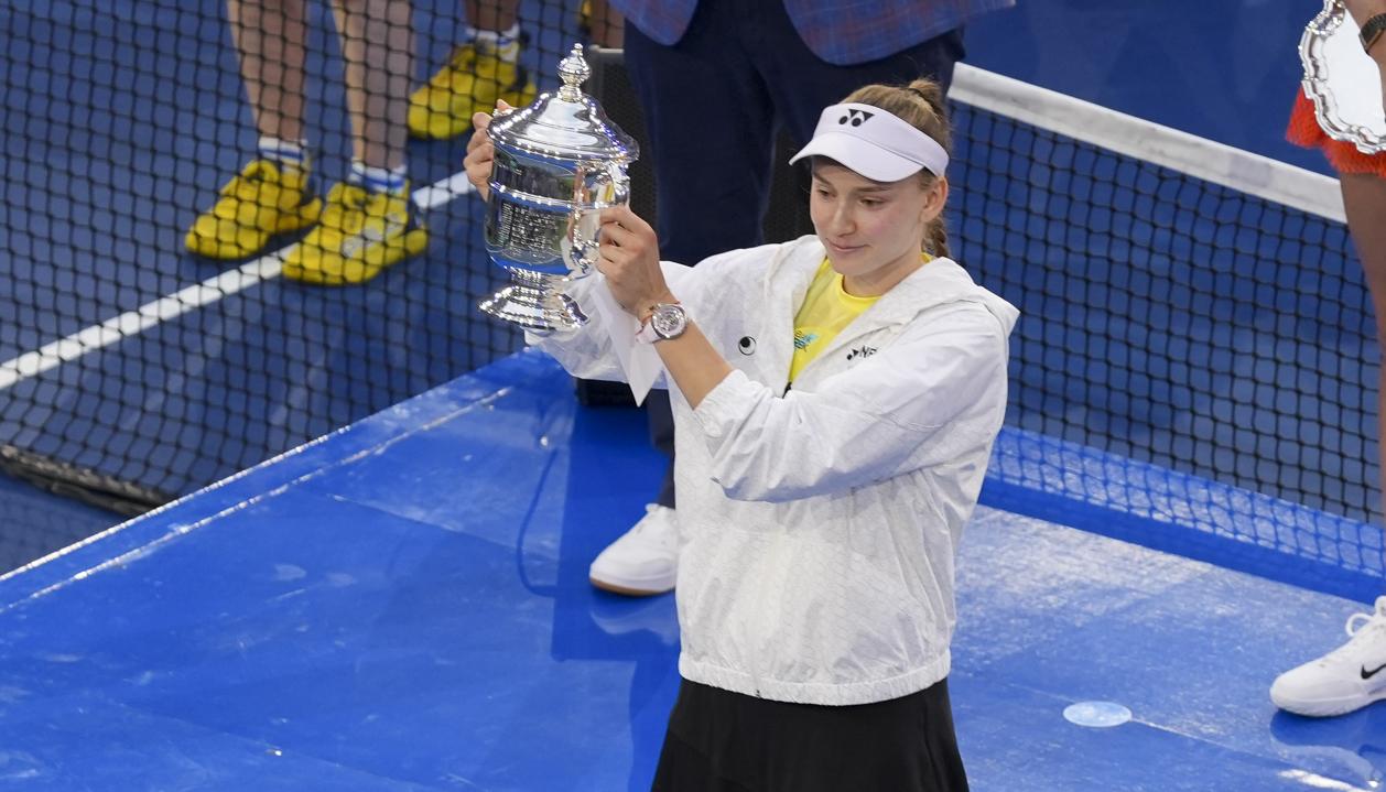 Elena Rybakina con el trofeo de campeona del US Open.