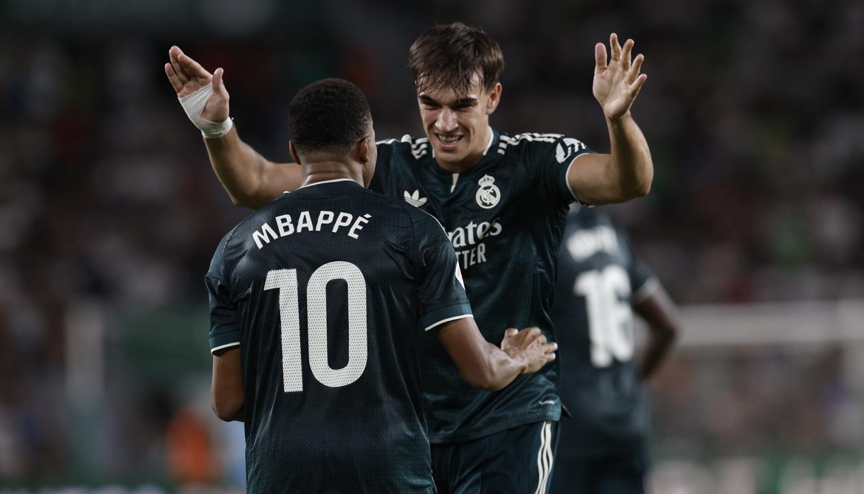 Carlos Espí celebra su gol con el francés Kylian Mbappé. 