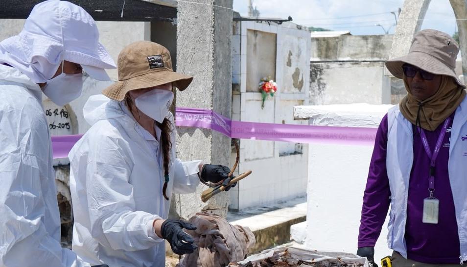 Exhumación de 7 cuerpos en el cementerio de Luruaco.