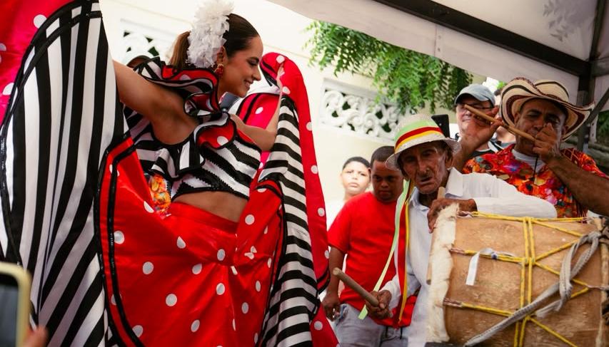 La Reina Salwa baila al ritmo del tambor de José Antonio Salas Meza. 