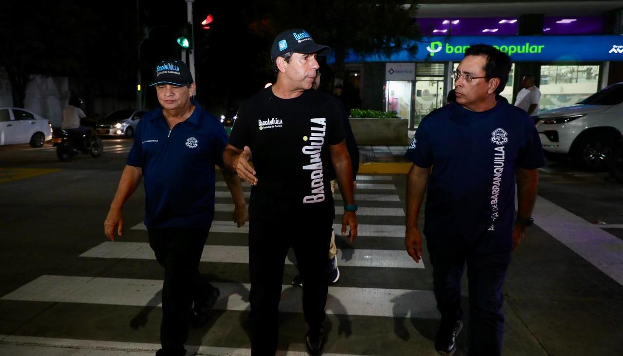 Alcalde Alejandro Char recorriendo la calle 72.