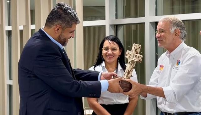 (De Izq. a Der.) Fray Ricardo Torres, Doris del Toro y Eduardo Verano