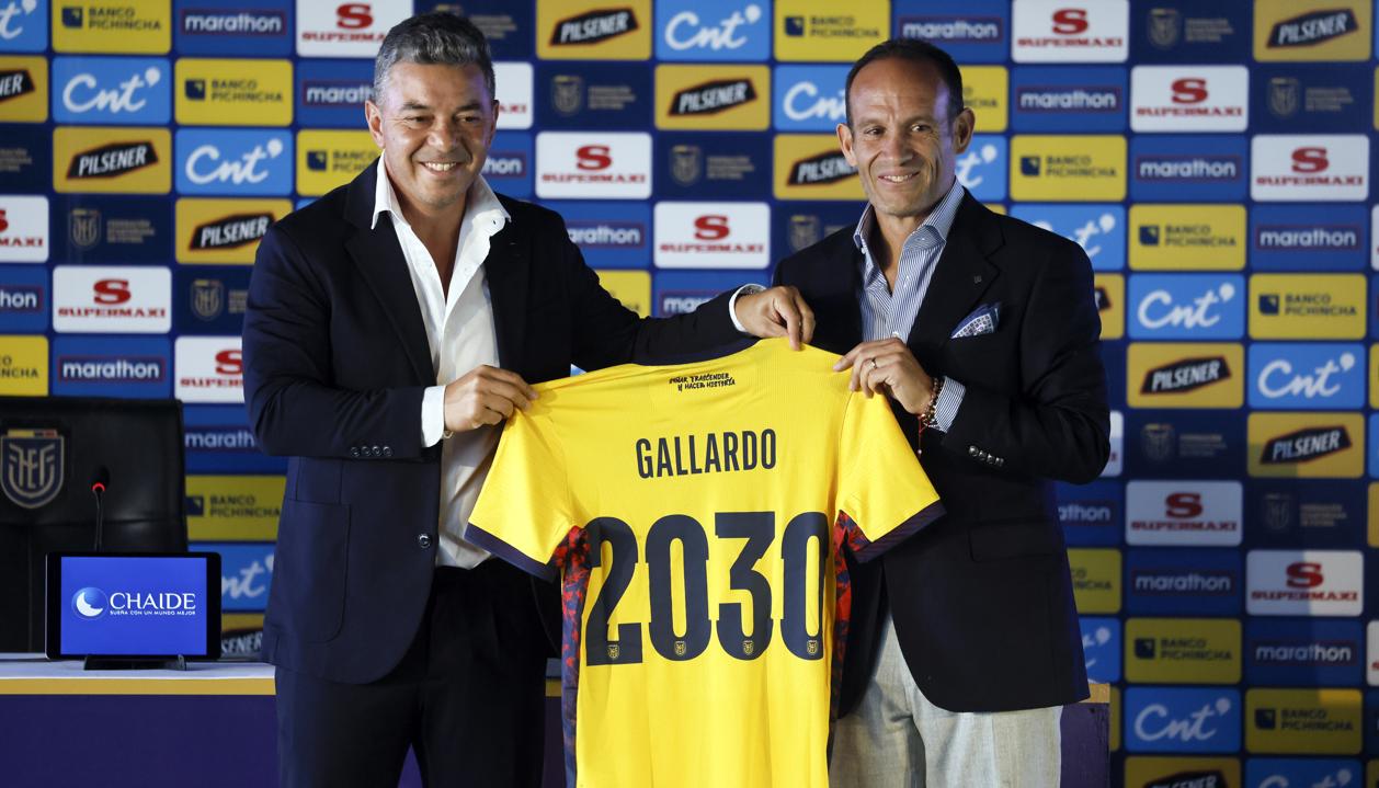 Marcelo Gallardo con Francisco Egas, presidente de la Federación Ecuatoriana de Fútbol.