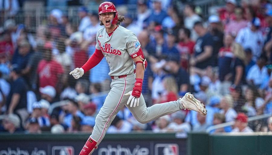 Alex Bohm recorre las bases tras conectarle jonrón al colombiano Didier Fuentes. 