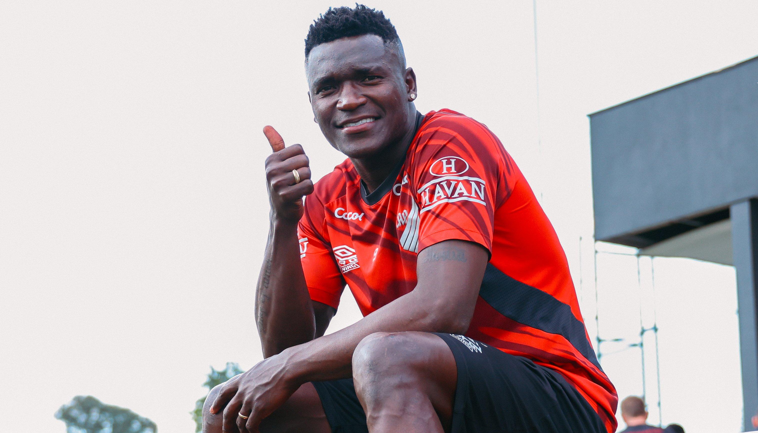 Kevin Viveros, delantero colombiano del Athletico Paranaense.