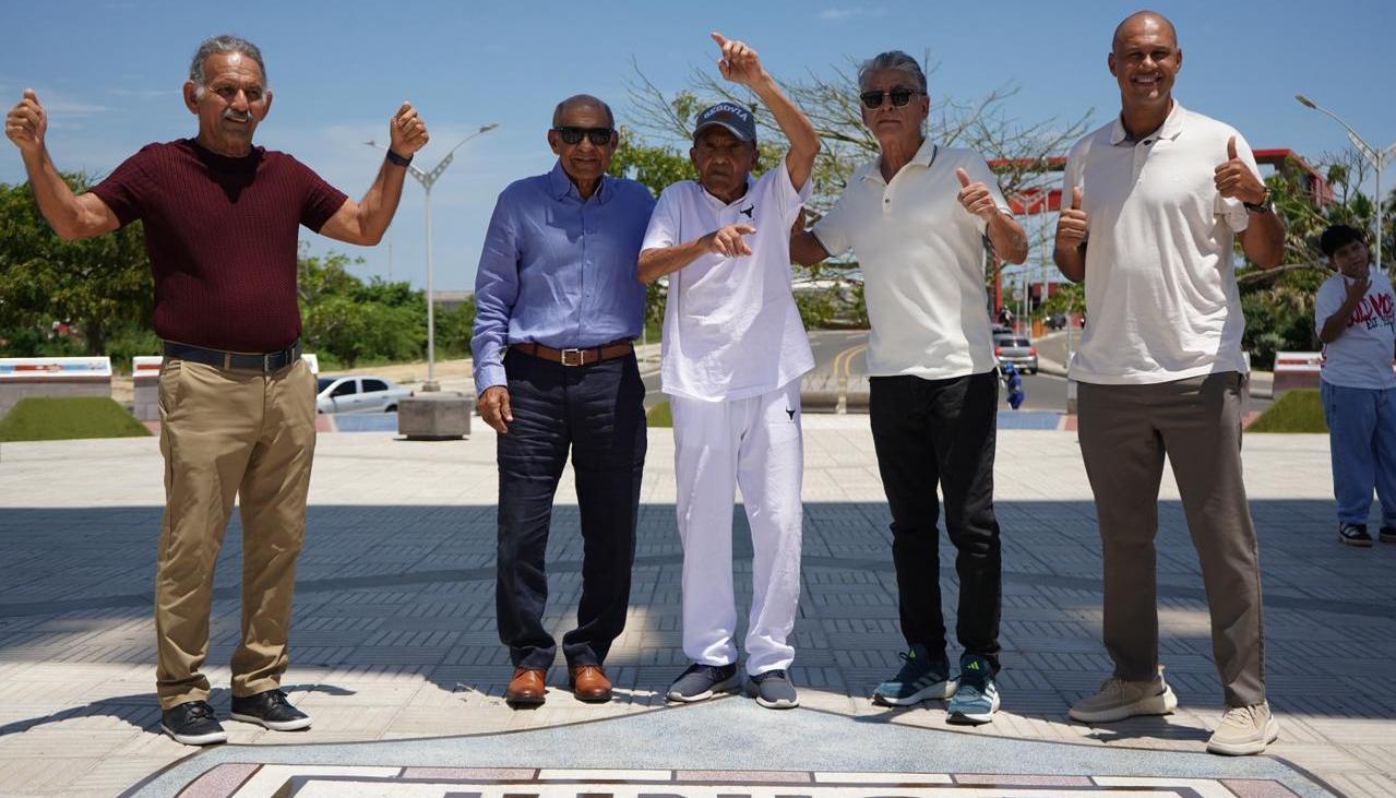 Rafael Reyes, Jesús 'Toto' Rubio, Arturo Segovia, Luis Grau y Roberto Peñaloza, exjugadores del Junior.