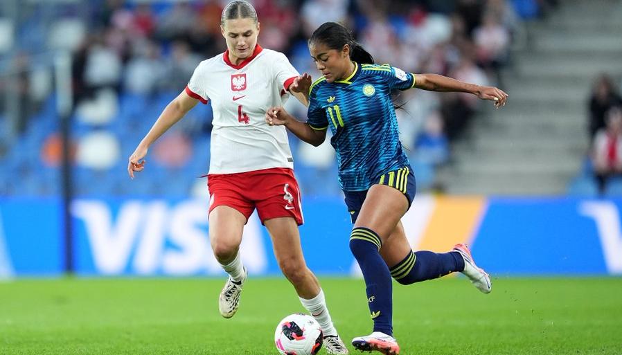 La colombiana Maithe López avanza ante la marca de Magda Piekarska.